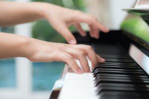 Hands on piano.